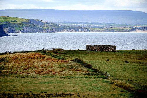 Langs de kust van Noord-Ierland by H Verdurmen