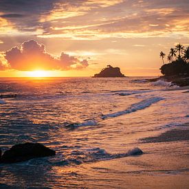 Sonnenuntergang am Surfstrand - Sri Lanka Reisefotografie Druck von Freya Broos