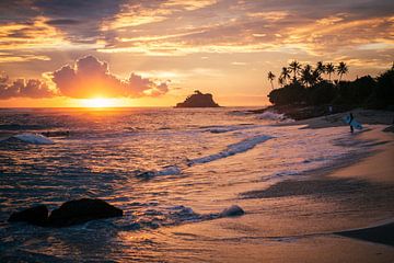 Zonsondergang aan surfstrand - Sri Lanka reisfotografie print van Freya Broos