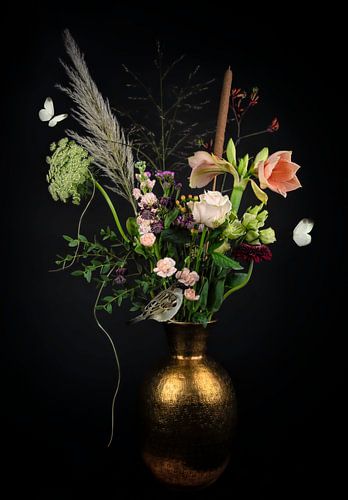 Stilleven roze bloemen met vlinders en musje 2