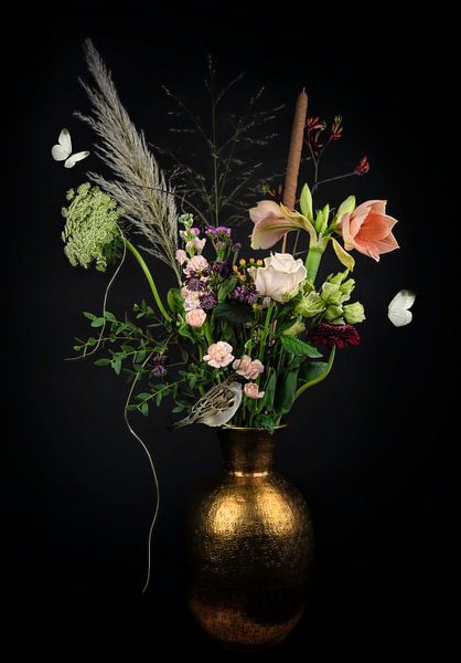 Stilleben rosa Blumen mit Schmetterlingen und Sperling 2 von Marjolein van Middelkoop