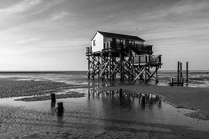 Pfahlbauten an der Nordseeküste am Strand von St. Peter Ording - Schwarzweiss