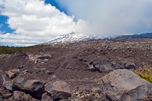 Rode lavasteen op de met sneeuw bedekte vulkaan Etna - Sicilië