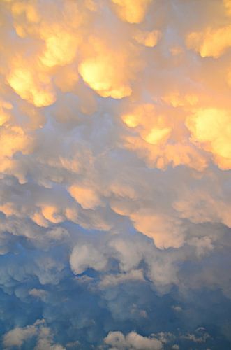 Mammatuswolken na een onweersbui op een mooie zomerdag