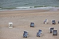 Strandstoelen aan zee