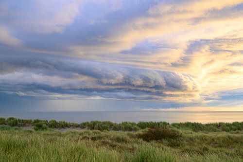 Zonsopgang in de duinen van Texel met een naderende stormwolk