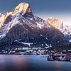 Eerste licht over Reine — Lofoten, Noorwegen van Exclusive Photos by Erwin Floor
