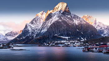 Les premières lueurs du jour sur Reine — Lofoten, Norvège