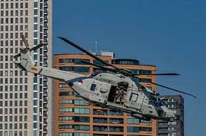 Démonstration de l'hélicoptère NH90 lors des Journées mondiales du port sur John Kreukniet