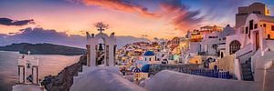 Santorini eiland in Griekenland in het avondlicht. van Voss Fine Art Fotografie