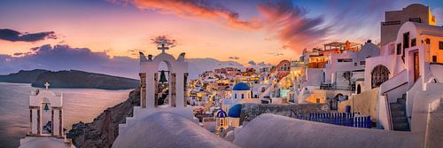 Santorini eiland in Griekenland in het avondlicht.