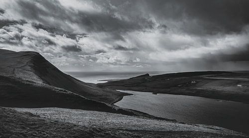 Verlaten eenzaamheid bij Neist Point. Isle of Skye in Groot-Brittannië. Panorama klif in de Schotse Hooglanden!