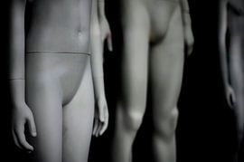 poppen in etalage by Huibert van der Meer