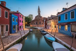 Burano op blauw uur van Jean Claude Castor