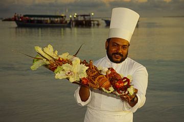 Koch mit Krustentieren auf einem Tablett von Matthias Stolt