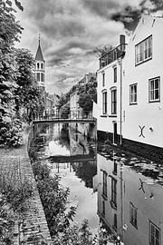 Reflexionen an der Langegracht mit der Elleboogkerk in Amersfoort von eric van der eijk