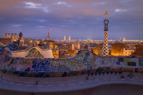 Betoverend uitzicht bij zonsopgang over Park Güell in Barcelona, Catalonië