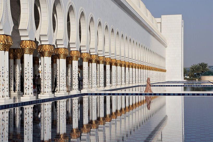 Frau verlässt die berühmte Moschee in Abu Dhabi von Christel Smits