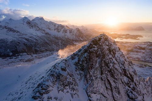Op de bergtop bij zonsopkomst