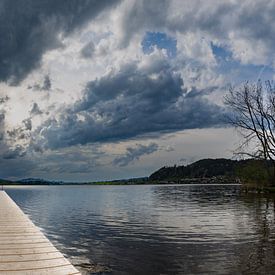 Tussen licht en storm - een dans van de elementen boven de Hopfensee van Walter G. Allgöwer