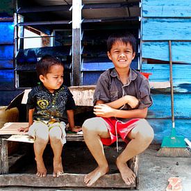 Indonesische kinderen met op de achtergrond een blauw huis by André van Bel