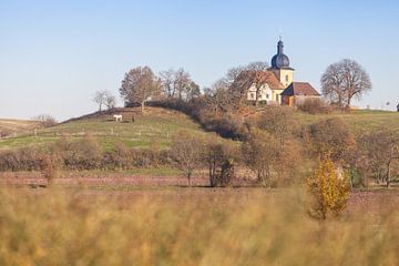 Kerk in Neder-Frankenland in de herfst van Jan Schuler