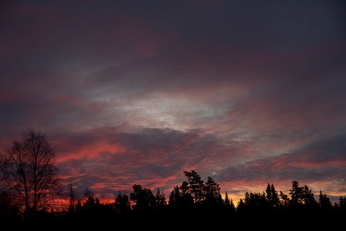Donkere wolkenlucht in donkerblauw, grijs, roze, rood en oranje | Landschapsfotografie