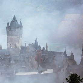 Burg im Nebel an der Mosel von Moo pix