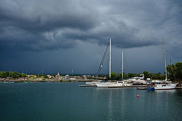 Dramatische Atmosphäre im Küstenhafen von Frank Photos