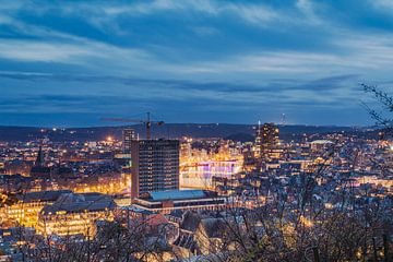 Blick von der Zitadelle auf das bunt beleuchtete Lüttich zur blauen Stunde von Daan Duvillier | Dsquared Photography