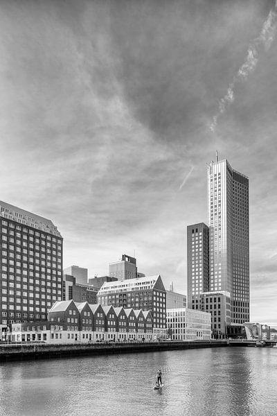 Spoorweghaven en S. van Ravesteynkade in Rotterdam - (Zwartwit versie) van Tony Buijse