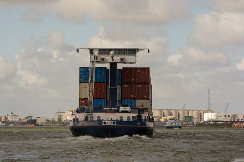 Binnenvaartschip varend op de Nieuwe Waterweg