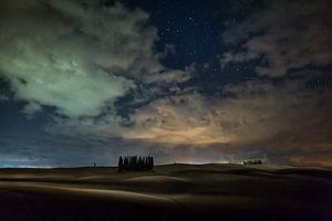 Prachtige sterren tussen het wolkendek in Toscane van Roy Poots