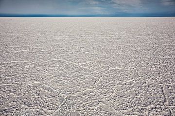 De gebarsten zoutvlakte in Salar de Uyuni, Potosi-gebied, Bolivië, Bolivia. The weather is clear wit