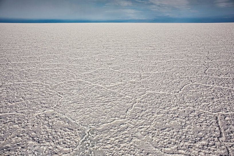 De gebarsten zoutvlakte in Salar de Uyuni, Potosi-gebied, Bolivië, Bolivia. The weather is clear wit van Tjeerd Kruse