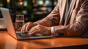 Geschäftsmann, der im Büro am Laptop arbeitet