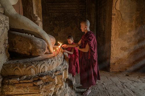Anzünden von Kerzen in einem alten Tempel in Bagan, Myanmar