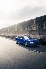 Blaue Audi RS2 auf langer Straße neben historischer Mauer von Sebastiaan van 't Hoog