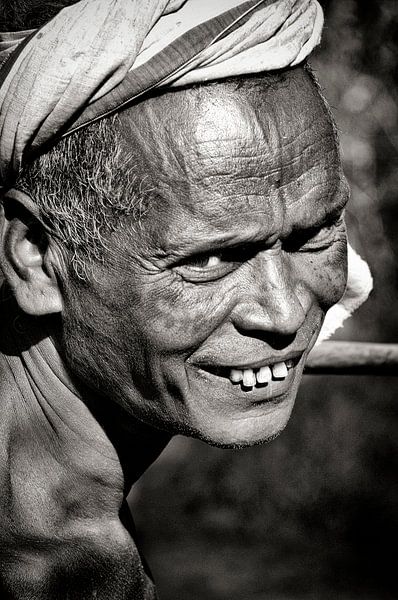 Alter Mann aus Odisha, Indien. von Ton Bijvank