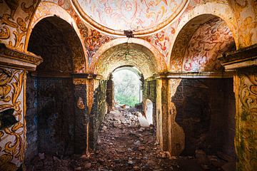 Verlaten Kleurrijke Kerk in Portugal. van Roman Robroek - Foto's van Verlaten Gebouwen