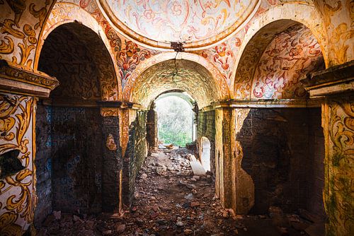 Église colorée abandonnée au Portugal.
