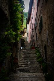 Gasse in Varenna am Comer See, Italien von Nynke Altenburg