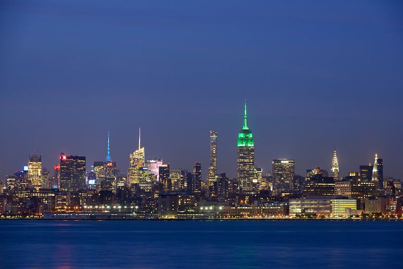 Midtown Manhattan Skyline in New York met het Empire State Building in de avond  van Merijn van der Vliet