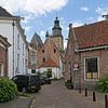 Vanuit Proosdijsteeg in Zutphen zicht op Walburgiskerk van Henk van Blijderveen