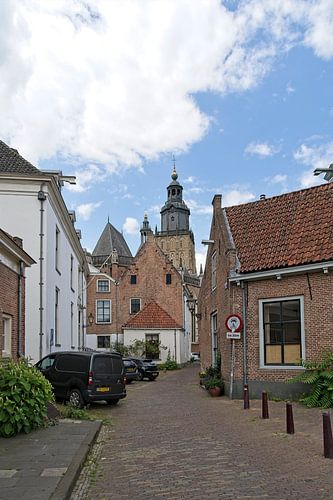 Vanuit Proosdijsteeg in Zutphen zicht op Walburgiskerk van Henk van Blijderveen