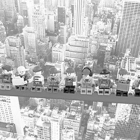 Lunch atop a skyscraper Lego edition - New York van Marco van den Arend