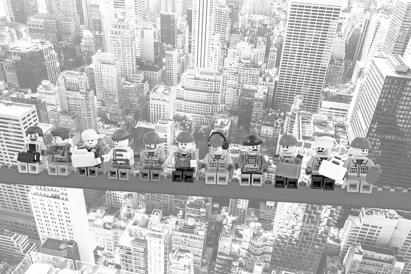 Lunch atop a skyscraper Lego edition - New York van Marco van den Arend