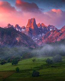 Lueur du feu au-dessus du Picu Urriellu — Picos de Europa, Asturies sur Erel Turkay
