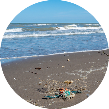 Plastic afval op een strand Milieuvervuiling van Animaflora PicsStock