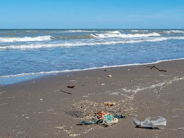 Plastic afval op een strand Milieuvervuiling van Animaflora PicsStock